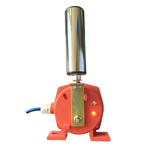 HFKPT1-20-35輸送機工業(yè)開關(guān)，輸送機在運行中，當(dāng)皮帶跑偏且與開關(guān)立輥接觸時，立輥自轉(zhuǎn)，若跑偏量繼續(xù)加大，則擠壓立輥發(fā)生偏移。一級開關(guān)信號用于報警，如果將此信號與跑調(diào)整裝置相接，即可實現(xiàn)不停機狀態(tài)下的跑偏自動調(diào)整。二級兩級跑偏開關(guān)信號用于停機，將此信號接至控制線路中，即可實現(xiàn)重度跑偏狀態(tài)下的自動停機。當(dāng)故障排除后，膠帶離開立輥正常運轉(zhuǎn)時，立輥可自動復(fù)位。，
兩級跑偏開關(guān)安裝和調(diào)整
1.跑偏開關(guān)設(shè)在輸送帶兩側(cè)，立輥應(yīng)與輸送帶邊平面垂直，并使輸送帶兩邊位于立輥高度1/3處。
2.跑偏開關(guān)立輥與輸送帶正常位置的間距宜為50～100mm。
3.跑偏開關(guān)數(shù)量應(yīng)根據(jù)輸送機長度、類型及布置情況進(jìn)行確定。兩級跑偏開關(guān)一般應(yīng)在輸送機頭部、尾部、凸弧段、凹弧段和在輸送機中間位置進(jìn)行設(shè)置。（注：當(dāng)輸送機較長時，在輸送機中間位置可每隔30～35米設(shè)1對）
4.跑偏開關(guān)應(yīng)通過安裝支架與輸送機中間架連接，開關(guān)支架應(yīng)在輸送機安裝完成后與輸送機機架焊接，跑偏開關(guān)與跑偏開關(guān)支架用螺栓固定。，跑偏控制器